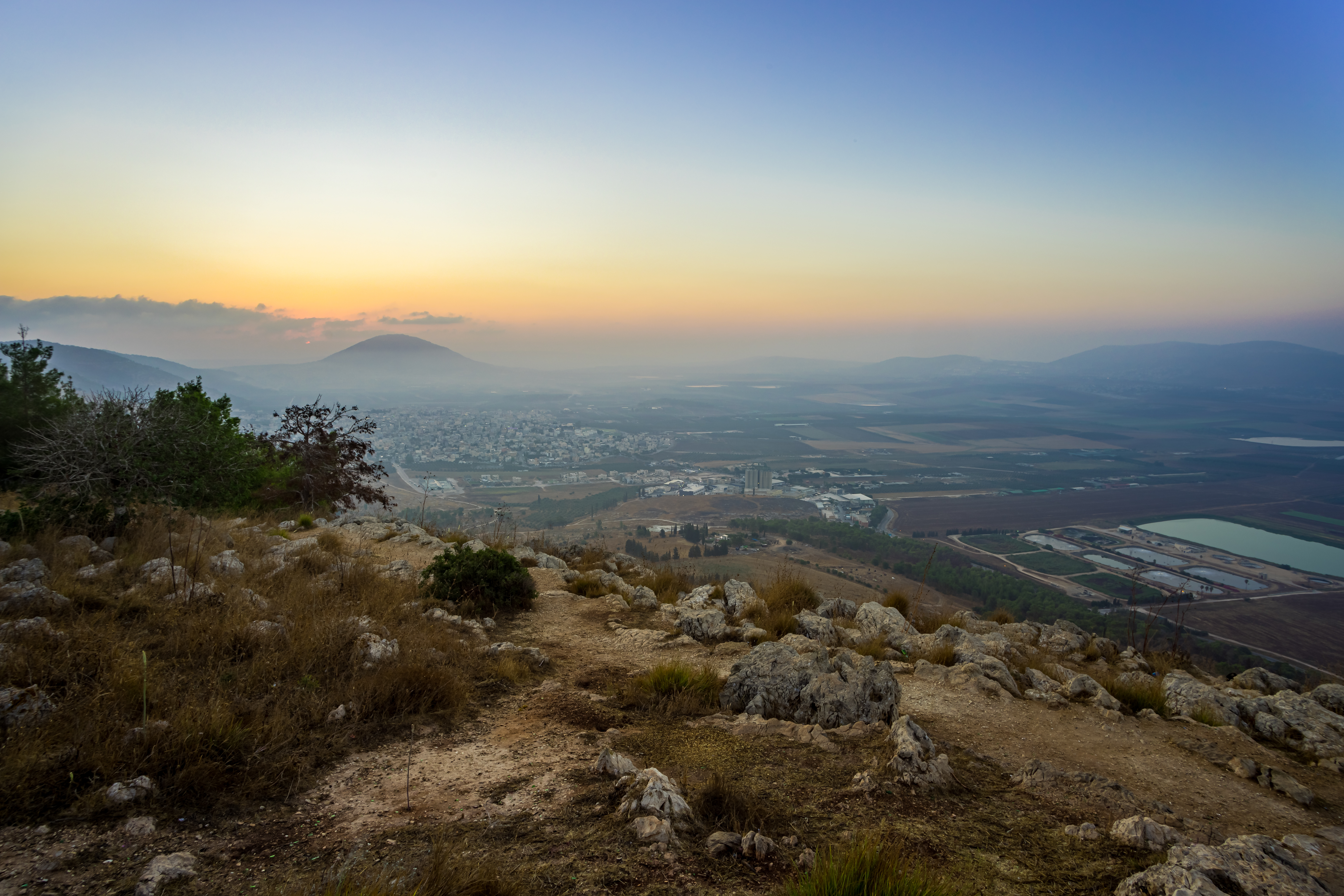 Morning view at morning sunrice from Mount Precipice on a nearby