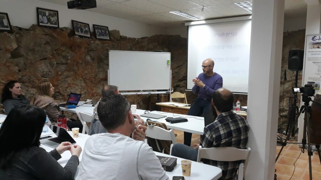Eyal teaching Ivrit LaAmim